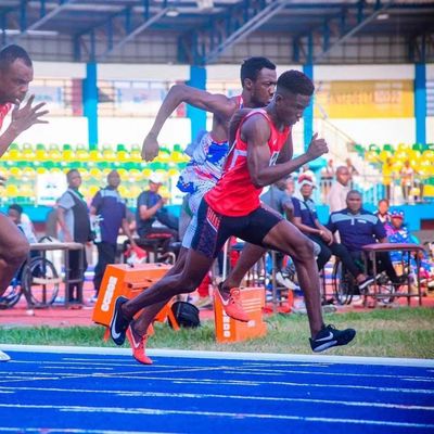 अच्छा मूल्य 9-15 मिमी मोटाई के साथ पूर्वनिर्मित एथलेटिक रनिंग ट्रैक, लंबी सेवा जीवन और अनुकूलन योग्य रंग ऑनलाइन