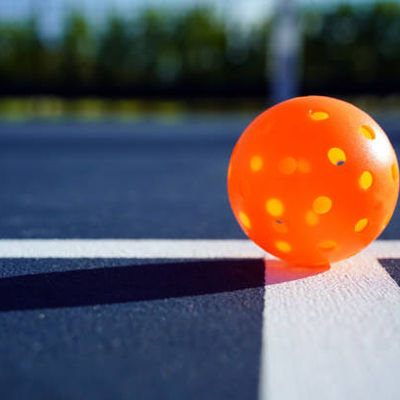 लंबे समय तक चलने वाले आउटडोर खेलने के लिए 45 पाउंड फीड प्रतिरोधी पिकलीबॉल कोर्ट मैट