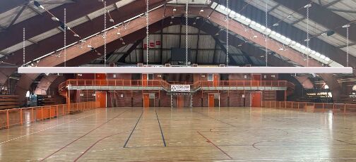 अच्छा मूल्य ऑटोमैटिक इलेक्ट्रिक कंट्रोल सिस्टम डिवाइडर पर्दा उच्च शक्ति कपड़े अनुकूलन योग्य रंग इनडोर खेल के लिए ऑनलाइन